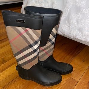 AUTHENTIC BURBERRY RAINBOOTS AMAZING CONDITION